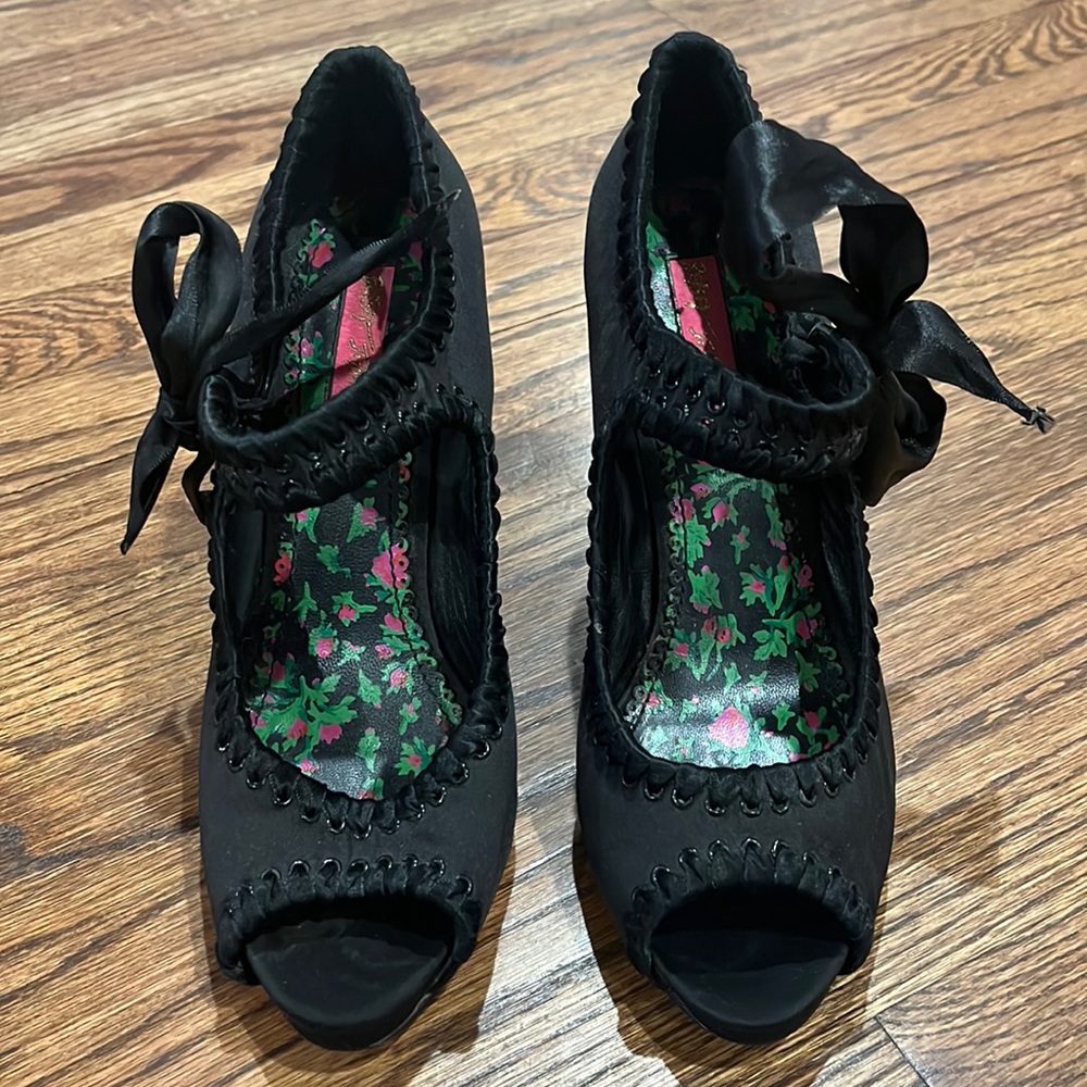 Betsy Johnson peep toe heels Sz 6 with side ties